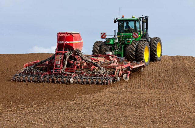 Arbeiten auf dem Feld mit Traktor