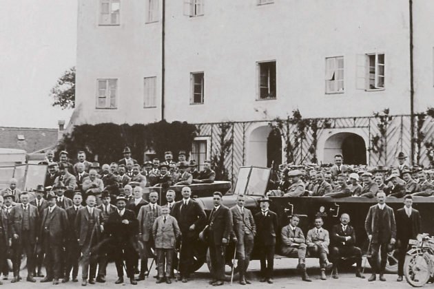 schwarz-weiß Foto - Menschen vor dem Turmzimmer